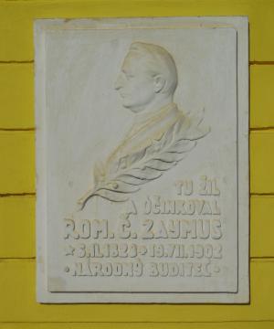 Pamätná tabula na starej farskej budove vdp. Romuald Č. Zaymus Pamätná tabula na starej farskej budove vdp. Romuald Č. Zaymus