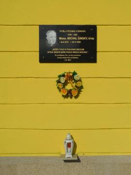 Pamätná tabula na starej farskej budove vdp. Mons. Michal Šínsky Pamätná tabula na starej farskej budove vdp. Mons. Michal Šínsky
