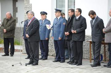 Slávnostné odovzdávanie hasičského vozidla 25.10.2011 Slávnostné odovzdávanie hasičského vozidla 25.10.2011