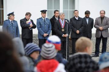 Slávnostné odovzdávanie hasičského vozidla 25.10.2011 Slávnostné odovzdávanie hasičského vozidla 25.10.2011