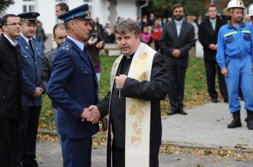 Slávnostné odovzdávanie hasičského vozidla 25.10.2011 Slávnostné odovzdávanie hasičského vozidla 25.10.2011