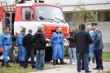 Slávnostné odovzdávanie hasičského vozidla 25.10.2011 Slávnostné odovzdávanie hasičského vozidla 25.10.2011